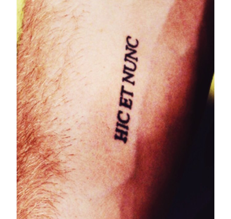 Algum fã de #TVD lembra qual ator tem essa tatuagem?? 