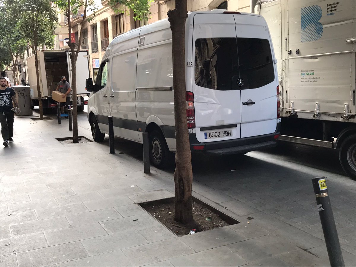 eixraval's tweet photo. Això és el que passa cada dia al #Raval, furgonetes que aparquen quan i on volen. Des de l'@eixraval portem demanant solucions des de fa temps i fins ara tot han estat promeses. Volem un barri on puguem gaudir dels nostres carrers. #eixraval #08001 #ravalshopping #ravalrules https://t.co/MMezlYXiyS