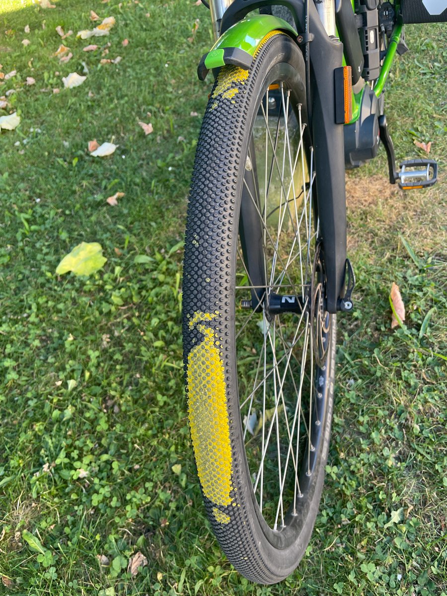 AplcCorp's tweet photo. Râler pendant des mois d’une fin de piste cyclable non aménagée. Se réjouir qu’ils ont enfin fait quelque chose. Se rendre compte que j’ai tout défoncé #fail #facepalm #velotaf #boulet https://t.co/JEYc5yoOCm