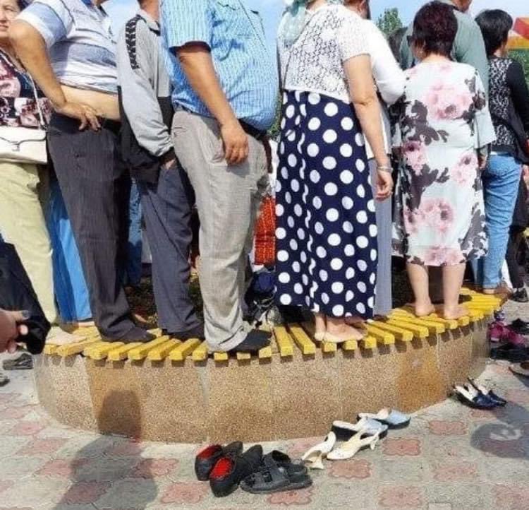Мусорить на праздниках стали меньше, кстати. Теперь стали разуваться, чтобы увидеть парад 💔
