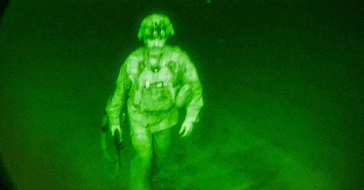 Reuters's tweet photo. Leaving Afghanistan, U.S. general's ghostly image books place in history https://t.co/F88QzhQimO https://t.co/K61zib40aj