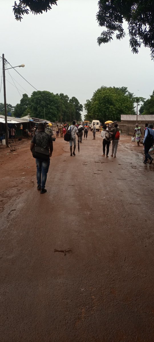SaibanaBalde's tweet photo. #EstadodeCalamidade eis o resultado do cerco. Alguém se lembrou que Nhacra é Oio? Sabiam que uns até feira para cozinhar fazem em Bissau. Nas imagens gente que dormiu em Safim porque n  depois de três viagens (padas-padas) n deu pra entrar Bissau. Hj entram na de Toca-Toca. 1/2 https://t.co/mdRTeb7ZFH