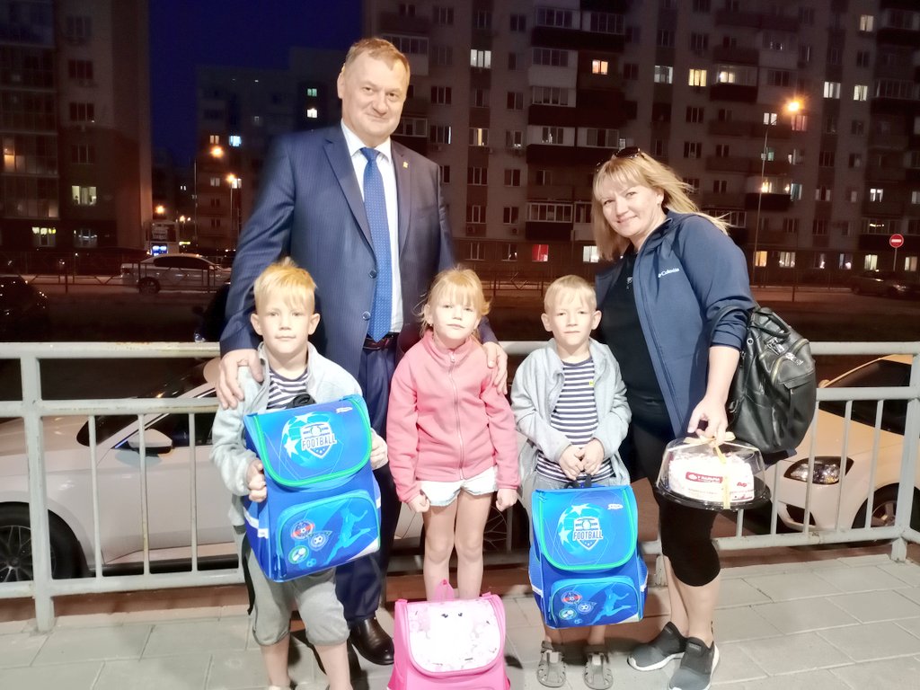 💼🔔💐Алиса, Иван, Олег Наврось - первоклассники.
Тройняшки идут в 1 "Л" школы #Южныйгород.

Их мама Ульяна гордится своими малышами: они ещё в детском саду побеждали в интересных проектах.

Глава #Волжскийрайон Евгений Макридин вручил семье портфели и канцтовары.

🍁 #1сентября