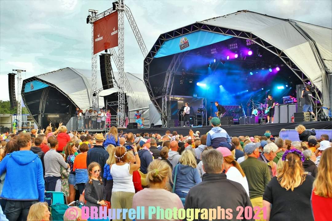 DRHurrell's tweet image. @mcflymusic on stage performing too the masses at @Carfestevent