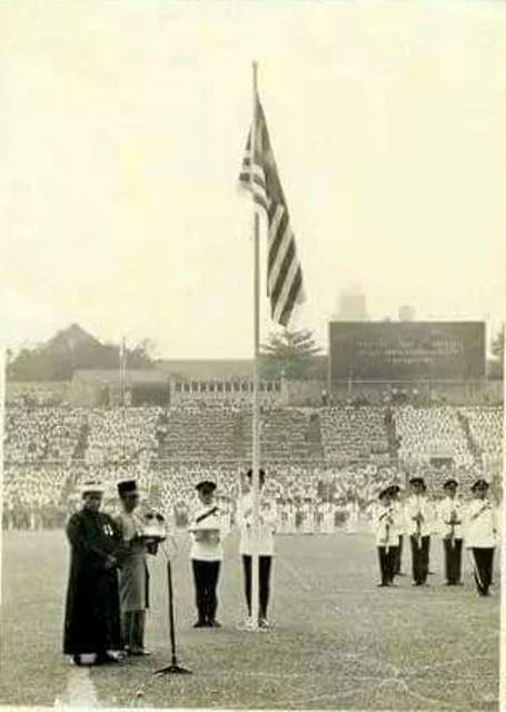 DrZahidHamidi's tweet photo. Doa Hari Merdeka Tahun 1957
#merdeka1957
#mufti
#doa
#Malaysia https://t.co/DkTdobAt5D