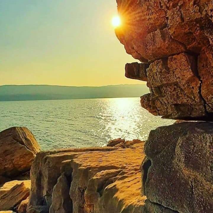 visitsrpska's tweet photo. Bilećko jezero raj je za ronioce zbog naseobina ostalih na njegovom dnu, ali i za ribolovce. Iz njegovih dubina vađeni su somovi dugi i po dva metra, a teški preko stotinu kilograma.

📸Božo Kožuhar
#visitsrpska #seesrpska #dozivisrpsku https://t.co/2xVCDlDz75