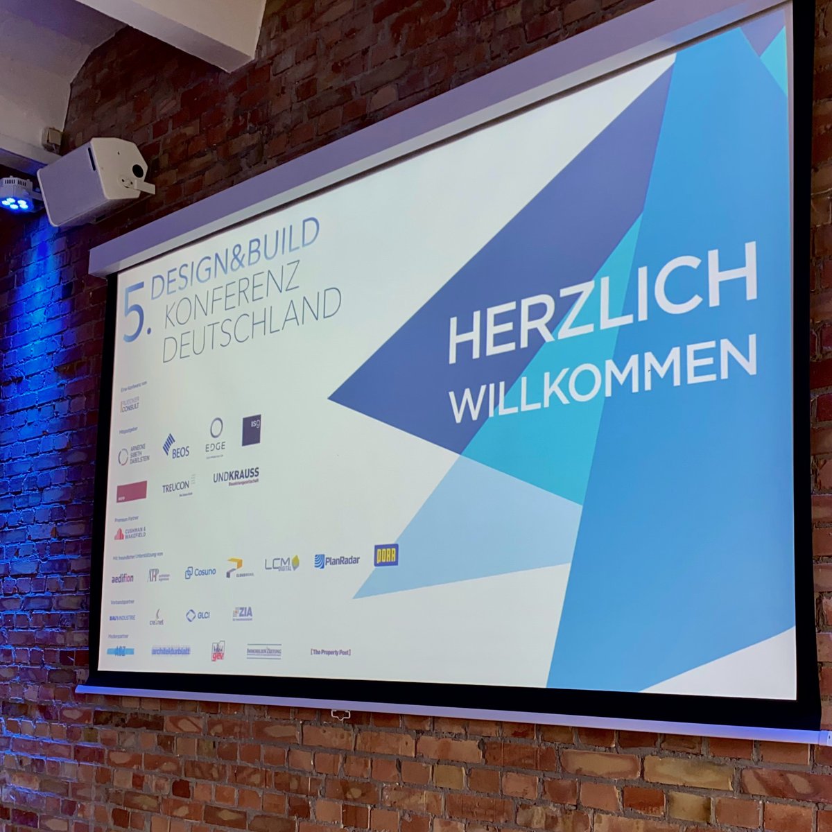 Jetzt startet die 5. Design &amp; Build Konferenz im Spreespeicher in Berlin !
#dabkon #berlin #spreespeicher #immobilienwirtschaft #architektur #bauwirtschaft