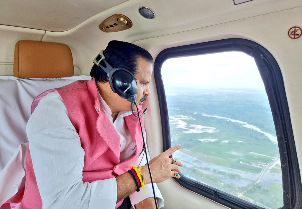 bjpdrmahendra's tweet photo. गोंडा में मा.मुख्यमंत्री श्री @myogiadityanath जी के निर्देश पर बाढ़ प्रभावित क्षेत्रों का हवाई सर्वेक्षण कर जिले के अधिकारियों एवं जनप्रतिनिधियों के साथ समीक्षा बैठक कर पूर्ण तत्परता के साथ राहत कार्यों को करने के निर्देश दिए। https://t.co/BFAqfYcUW5