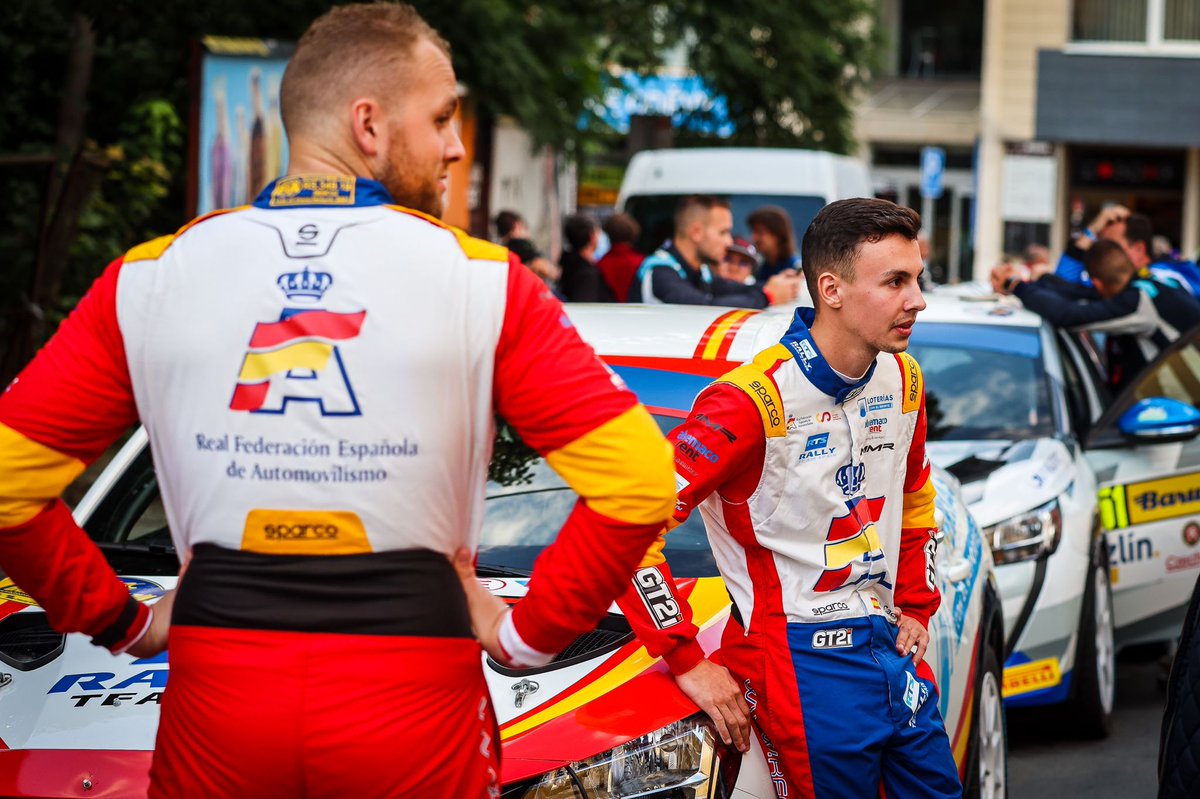 PeugeotES's tweet photo. ¡2º triunfo en el @FIAERC para el #Peugeot208Rally4 del @RallyeTeamSpain! Gran actuación una vez más de @BassasPep y @axelcorjim, más líderes del ERC3 al vencer también el @barumrally, donde por desgracia @CachonAlejandro y @jandrinlopez abandonaron cuando rodaban casi en cabeza. https://t.co/AhzHGF2q3b