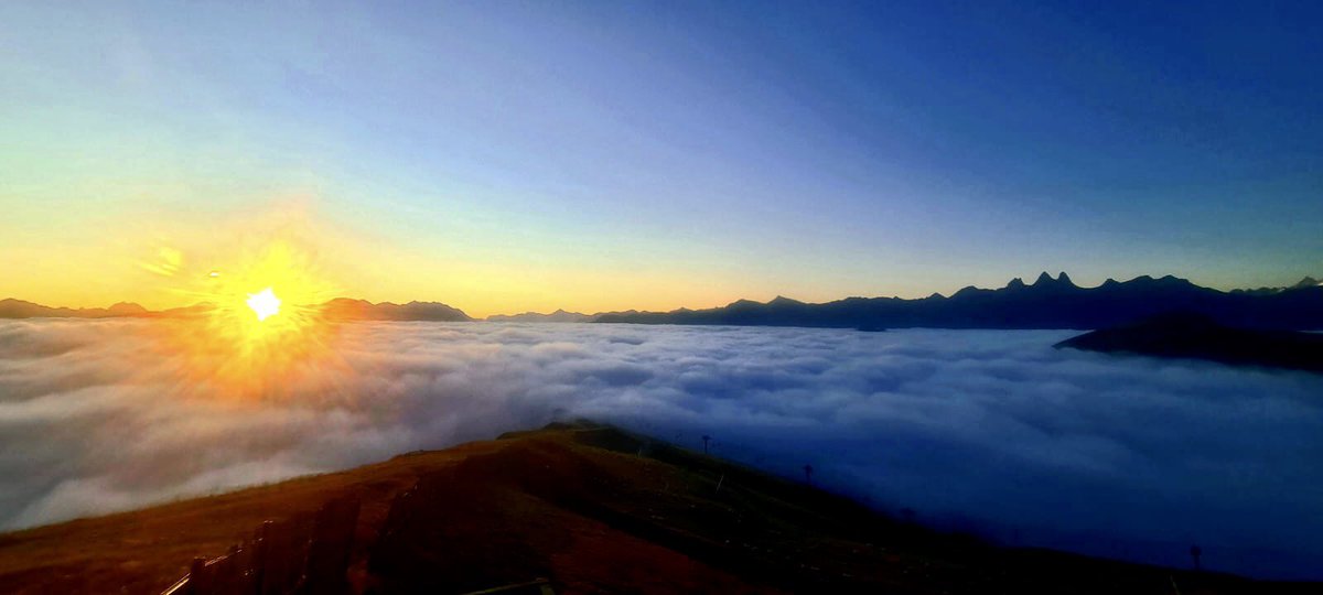 LaToussuire's tweet photo. Un nouveau matin tout neuf se lève sur @LesSybelles depuis La Tête de Bellard. #positivealtitude @SavoieMontBlanc @RDV_Experience #maurienne 📷@LambertNiko1 https://t.co/fH9gr4j6U1