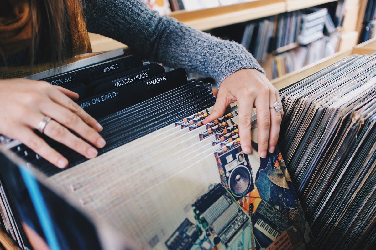 Schon gewusst? 1. #Vinyl-#SchallPlatte in #Deutschland wurde heut vor 70 Jahren auf der Düsseldorfer Musikmesse vorgestellt. In letzter Zeit erlebt #vinylrecords wieder ein #Revival. Ganz viele alte Scheiben gibts im #BSR-#Gebrauchtwarenkaufhaus #NochMall. nochmall.de
