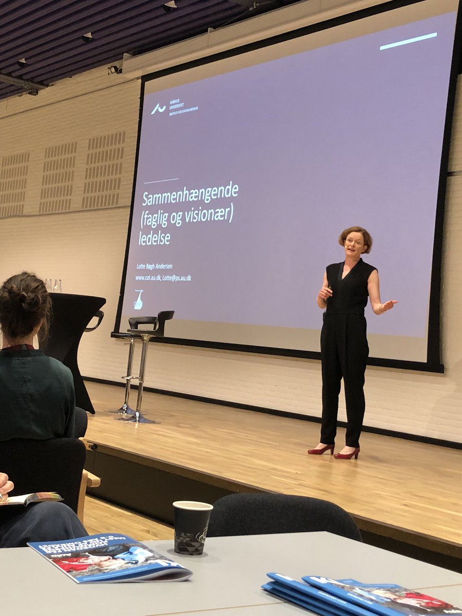 Sammenhængende ledelse vigtigt for kvaliteten i dagtilbud. Handler om ikke blot at have blik for egen ledelse men også for politikernes ledelse, samarbejdspartnere og ens egen leder siger <a href="/LBoghAndersen/">Lotte Bøgh Andersen</a> på @kommunerne dagtilbudskonference #bhvchat #uddpol #kompoldk
