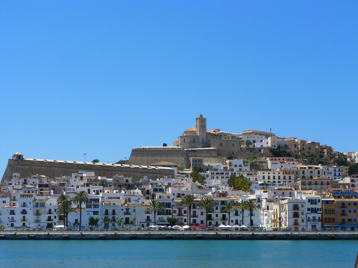ReservarHotel's tweet photo. #Ibiza, la isla blanca, y #DaltVila, su recinto amurallado. 😍

👉https://t.co/PDVfiUh6vC

#reservarhotel #hotel #hoteles #hotelenIbiza #Eivissa #IslasBaleares #Baleares #turismo #viajar #islas #illes #sesilles #playa #islablanca #alojamientos #hotelesatumedida #ofertahotelera https://t.co/2NEMwZSXGD