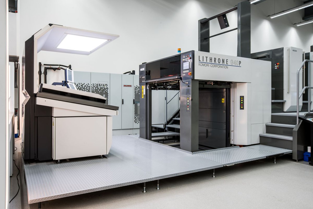 Komori_EU's tweet photo. Why do we call it a Swiss army knife?  Because the #Komori Lithrone G40P is an extremely versatile press. Print 4/4 or 5/5—no problem. Need to print up to 10 colours straight—it can do that, too https://t.co/UxTQsLNAgJ https://t.co/3SmIm1DWPx