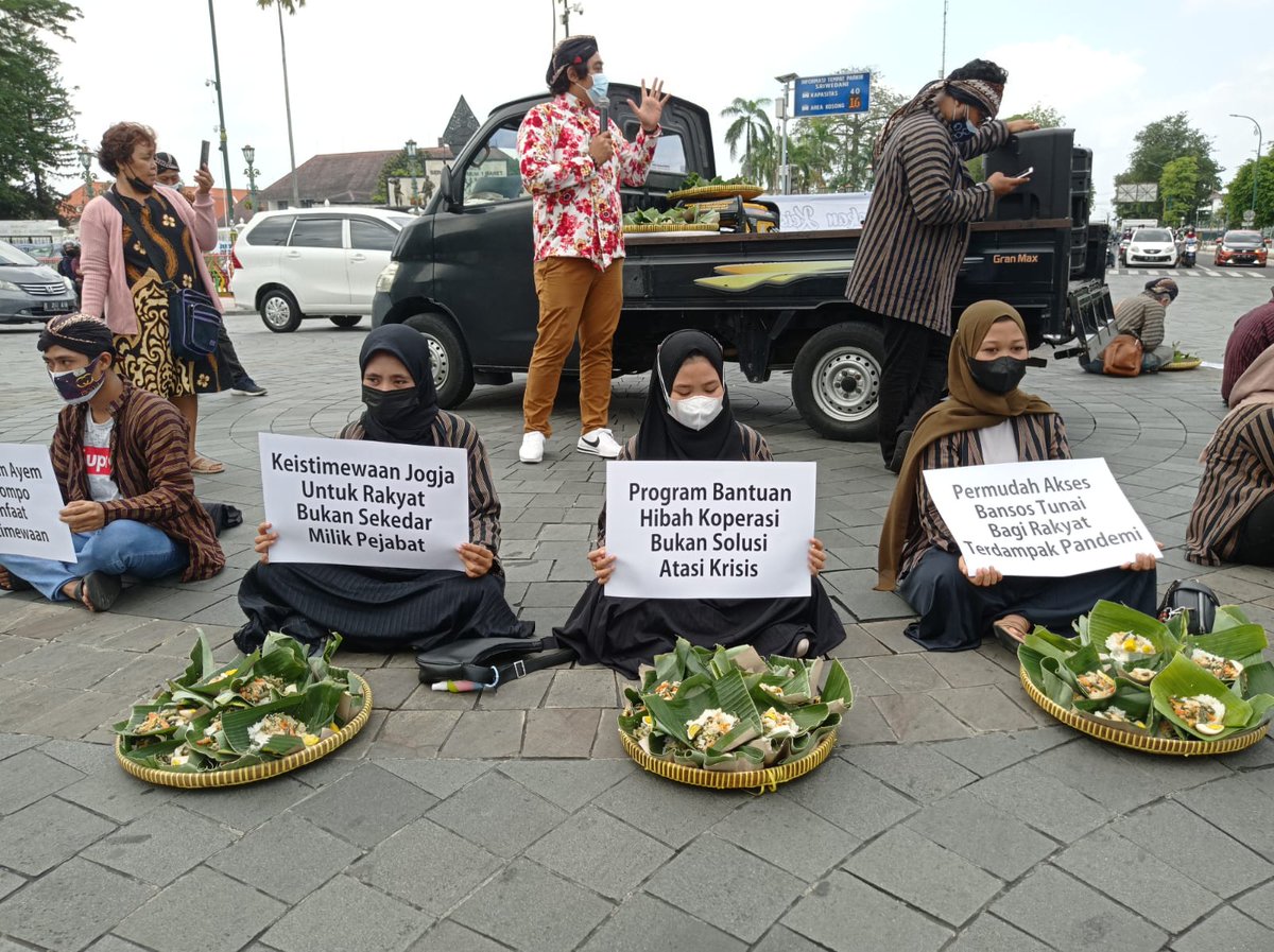 titiknol_jogja's tweet photo. Status KEISTIMEWAAN tidak membawa kemakmuran dan hanya melahirkan MALING dan pemburu rente, maka biarlah ra'jat memperjuangkan nasib dengan kepalan tangannya sendiri. RESPUBLICA !!! https://t.co/XRAsRbNnl9