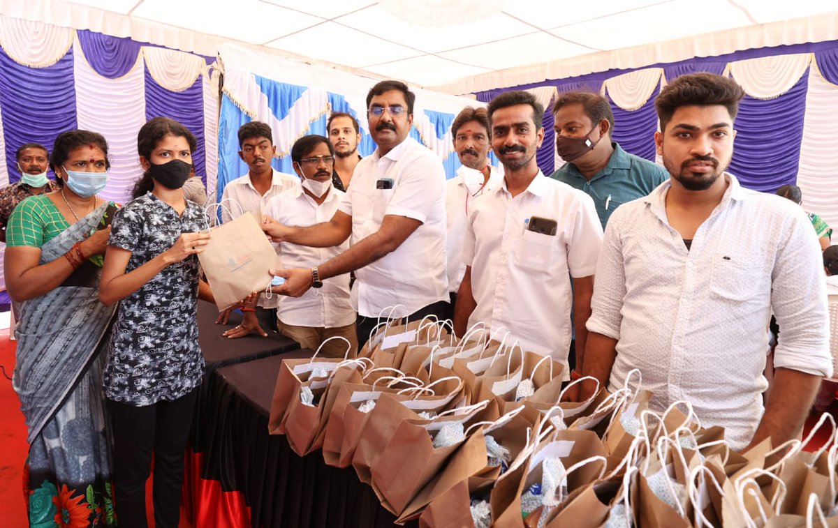 சேப்பாக்கம், 114-வது வட்டம், குப்புமுத்து தெரு பகுதியில் இன்றைய தினமும் கொரோனா தடுப்பூசி முகாம் நடைபெற்றது. இந்த முகாமில் பங்கேற்ற பொதுமக்கள், கழகத்தினர், மருத்துவக்குழு அனைவருக்கும் நன்றி.
<a href="/nchitrarasu/">N CHITRARASU ( நே.சிற்றரசு )</a> <a href="/Madhanmohandmk/">Madhan Mohan</a> #Gopi