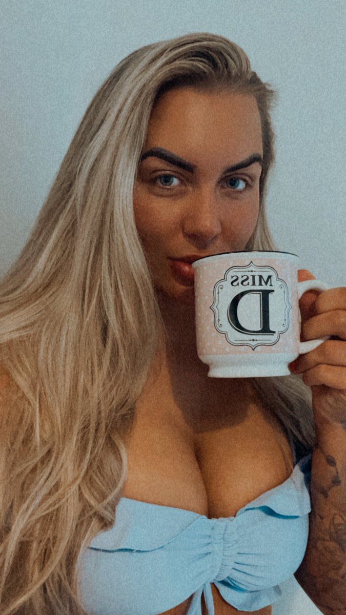 Daisy Dillon on X: Gooood morning 💋 t.cojHWyvCOSiW  X