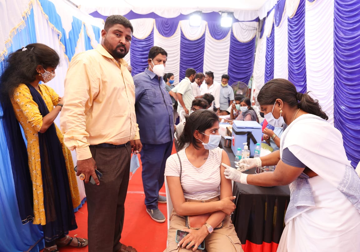 கொரோனா நோயிலிருந்து பொதுமக்களை காக்க திருவல்லிக்கேணி 119 வது வட்டம், VM தெரு பகுதியில் இன்றைய தினமும் கொரோனா தடுப்பூசி முகாம் நடத்தினோம். இளைஞர்கள் - பெரியவர்கள் என அனைத்து தரப்பினரும் பங்கேற்று தடுப்பூசி செலுத்திக்கொண்டனர். <a href="/nchitrarasu/">N CHITRARASU ( நே.சிற்றரசு )</a> #ARPMKamaraj #Mohan
