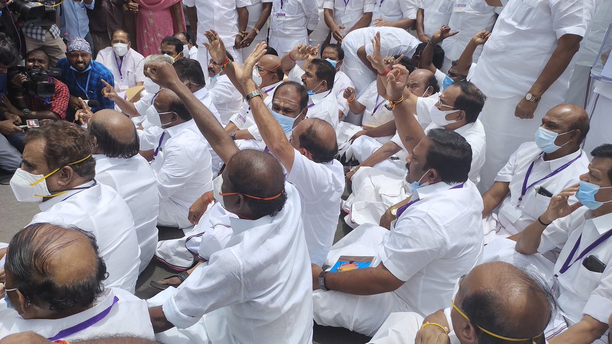 PrabhuSlm56's tweet photo. "கைது"க்கெல்லாம் அதிமுக அஞ்சாது!!

"அம்மா பல்கலைக்கழகம் அமையும் வரை போராட்டம் தொடரும்" 🔥🔥

#AIADMK 🌱 https://t.co/3gtf4CgDVU