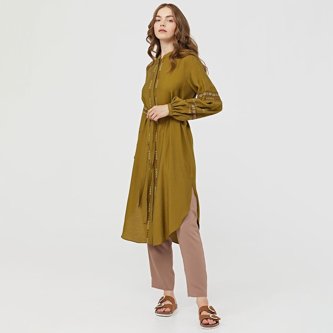 Kuşak kemer ve nakış işlemelerin otantik bir hava kattığı Kayra tunik, farklı tarz sevenler için🌻
bit.ly/3Bt4kOk