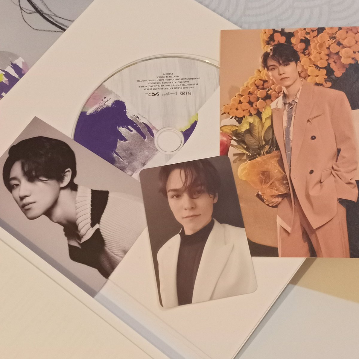 scoupism's tweet photo. WTS PH Seventeen Your Choice album one side ver (all inclusions in photo)

P500 

MOD ggx / sco
MOP bank transfer

Some flaws due to shipping. Just got these today. https://t.co/caR7HWiWNa