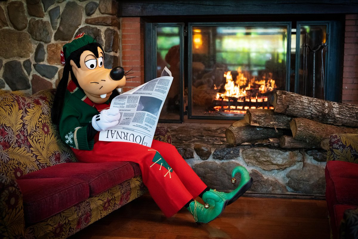 DisneyParis_EN's tweet image. Waiting for Christmas like… 🙃🎄