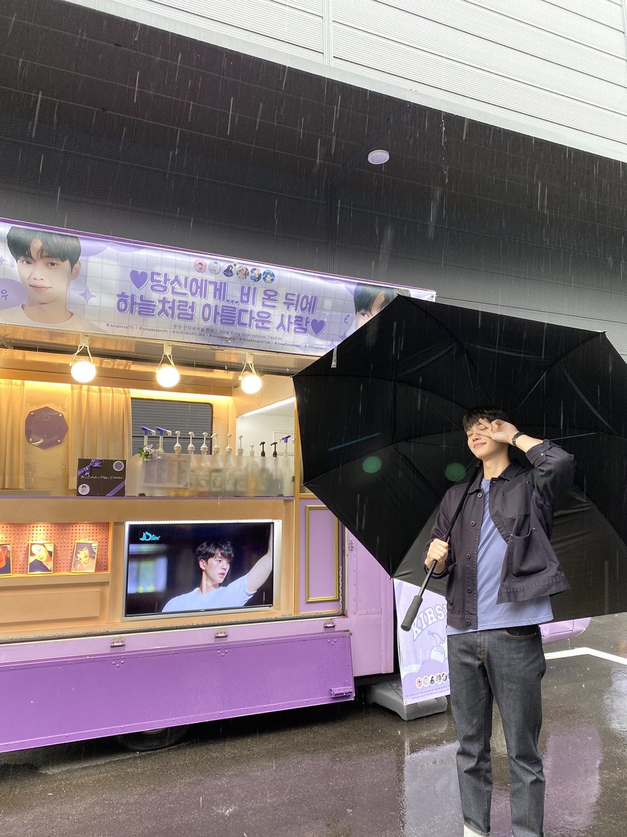 songkang_staff's tweet photo. [🎁] 오늘의 날씨: 비🌧☔
팬분들의 사랑에 감동 받아 흘린 눈물이 비가 되어 내립니다(˃̣̣̣̣̣̣︿˂̣̣̣̣̣̣ )
쌀쌀해진 날씨, 모두 아프지말고 건강하세요💜

#송강 #SONGKANG https://t.co/d1gQmD4VDF