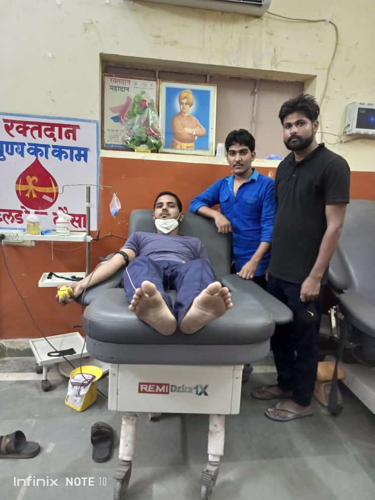 Meenaji0786's tweet photo. #GOVERNMENT_HOSPITAL_DAUSA_RAJASTHAN में आज #शोरभ_शर्मा ने अपना #AB_NEGATIVE बल्ड डोनेट किया मरीज- #ज्वाला_प्रसाद_जी के लिए..!!
@Bhart09 
@mohangothda 
@meethalalBKU 
@iamnitinsea 
@DixitNitind6969 
@itsmesabita 
@Bhartim01768706 
@PrabhuJharwal 
@Prakashmeena_ 
@sandhyafernez https://t.co/VD1syH8vIA