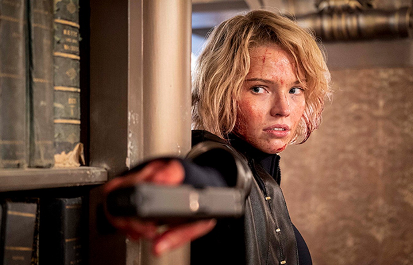 映画に出てくる銃を構えるかっこいい女性 Twitter Search Twitter