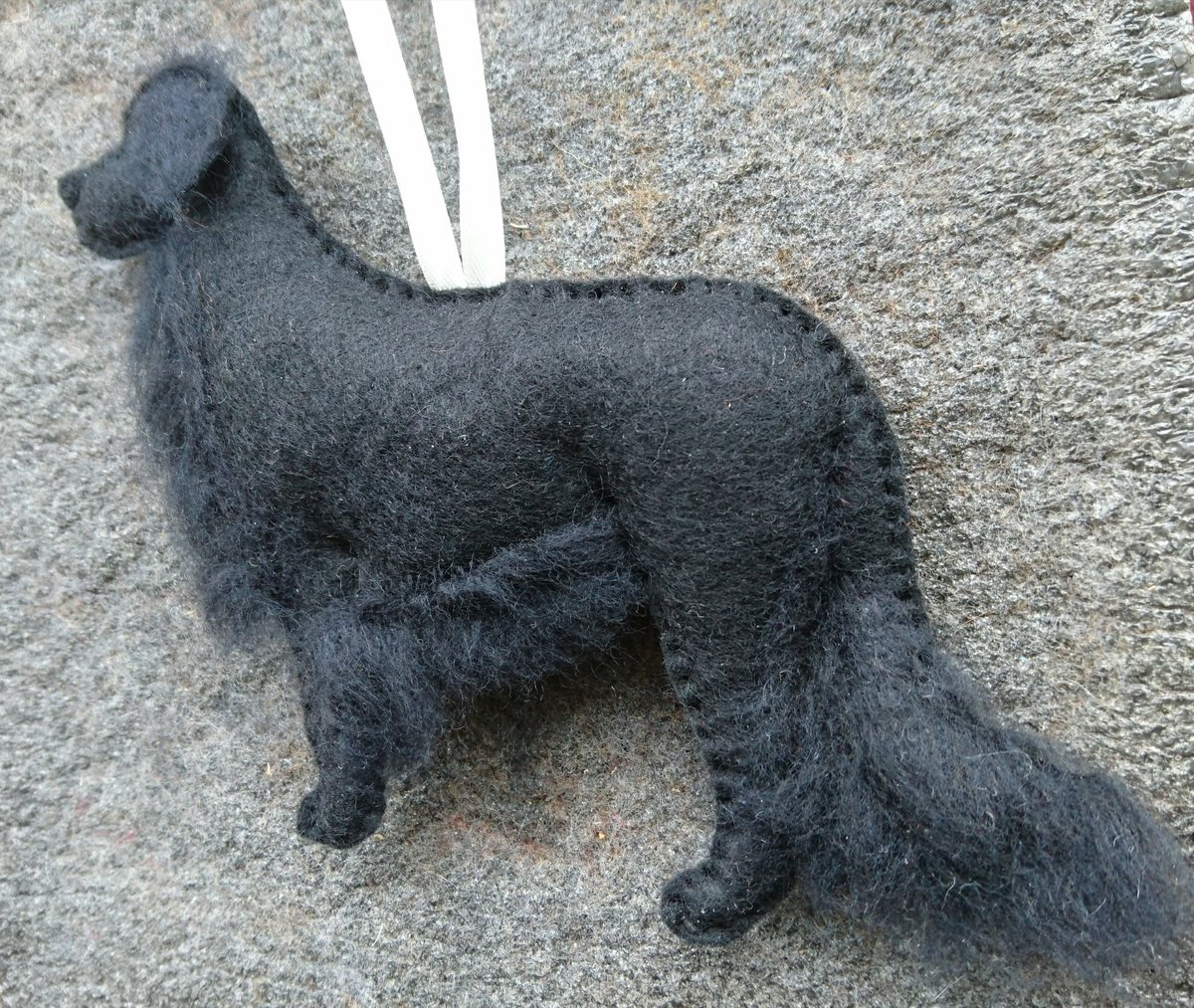 All finished. This #Flatcoatedretriever comes in two versions; this one in pain felt with needlefelted fluffy bits, or one with a completely needlefelted furry body. You'll find it here...
etsy.com/uk/listing/288…