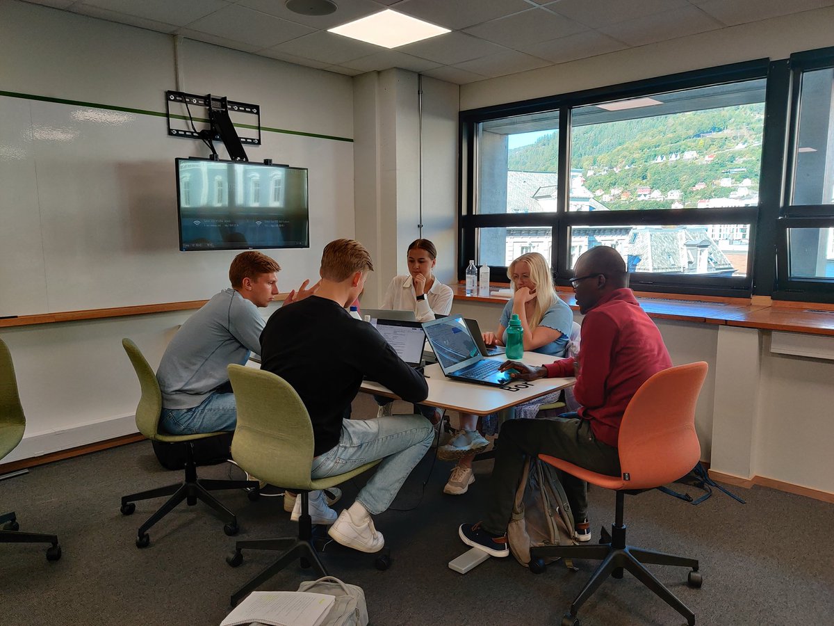 We are back in the classroom! 🥳🥳 #GEOV217 #geohazards #students discussing natural disasters around the world 🤩😍
