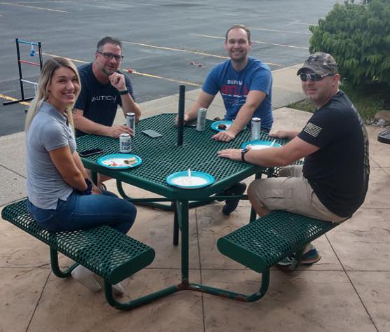 StratFS's tweet image. On #NationalEatOutsideDay we encourage you to grab your lunch 🍎  and your friends 👫 and enjoy some fresh air! 🌤 #TuesdayMotivation #LunchTime