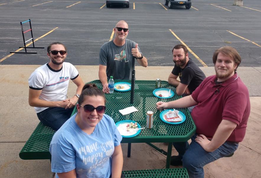 StratFS's tweet image. On #NationalEatOutsideDay we encourage you to grab your lunch 🍎  and your friends 👫 and enjoy some fresh air! 🌤 #TuesdayMotivation #LunchTime