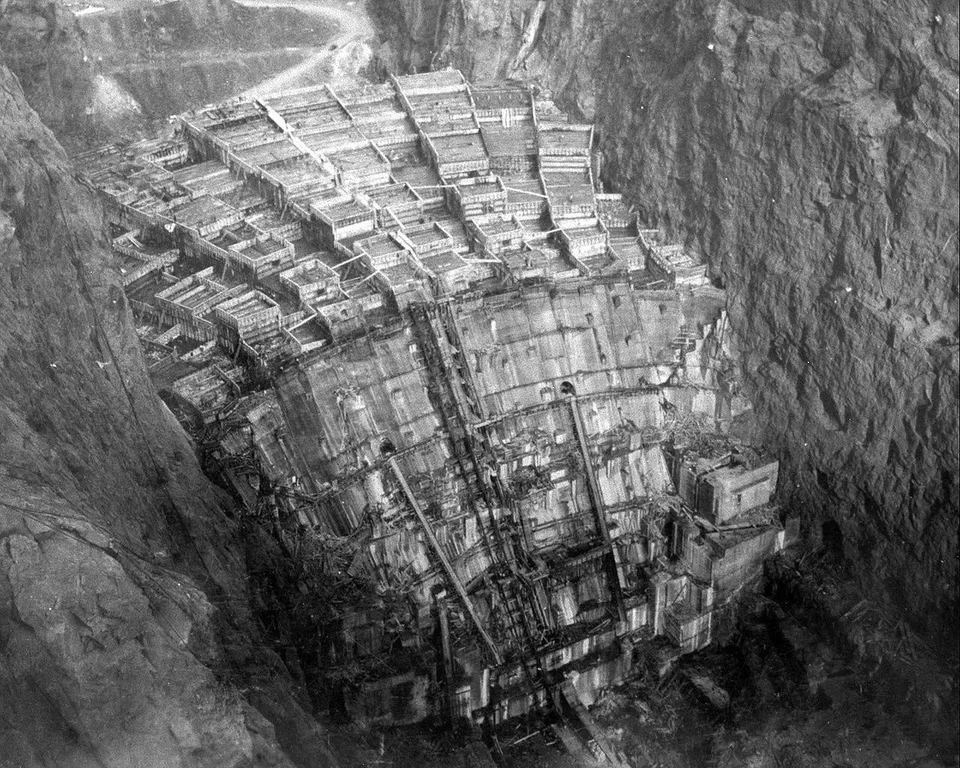 Historybench's tweet image. Hoover Dam under construction in 1934