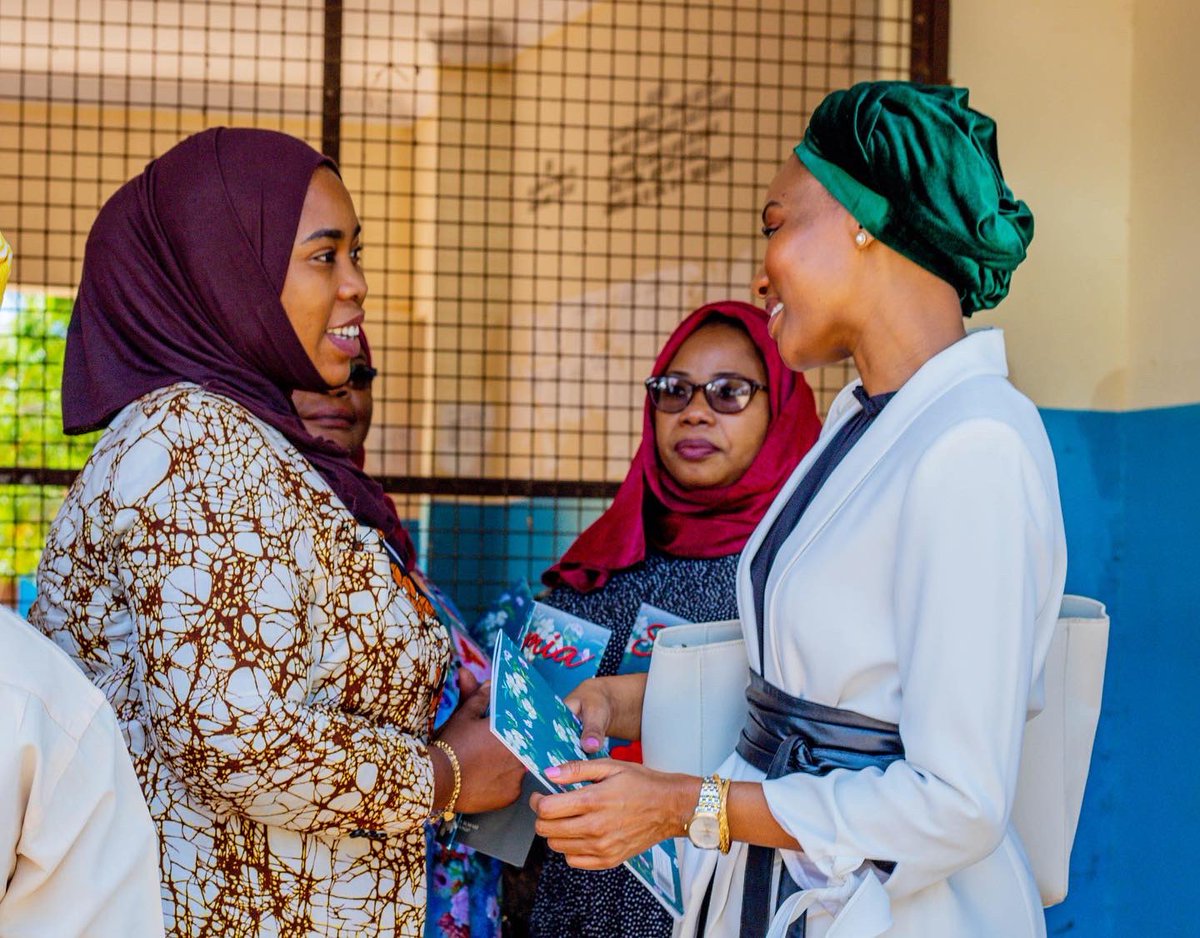 Kipekee nimshukuru sana, mwenyeji wangu, Mhe Wanu Hafidh Ameir MP- Viti Maalum ambaye pia Mwenyekiti @Mwanamkeorg, pia Mama Fatma Mwasa ambaye ni  mwenyekiti mtendaji wa @Mwanamkeorg , Rais wa Wanafunzi na waziri wake anayeshughulikia mambo ya wanawake shuleni, na Walimu Wote