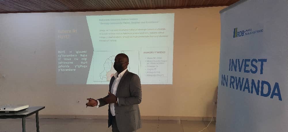 Rwanda Recovery (@rwandarecovery) on Twitter photo Adelin Kajangwe, Industrial Development Analyst at <a href="/RDBrwanda/">Rwanda Development Board</a> making a presentation on investment opportunities in <a href="/HuyeDistrict/">Huye District</a> and available incentives to support investors through the Manufacture & Build to Recover Program.
#RwandaRecovery
Visit rwandarecovery.gov.rw Adelin Kajangwe, Industrial Development Analyst at <a href="/RDBrwanda/">Rwanda Development Board</a> making a presentation on investment opportunities in <a href="/HuyeDistrict/">Huye District</a> and available incentives to support investors through the Manufacture & Build to Recover Program.
#RwandaRecovery
Visit rwandarecovery.gov.rw
