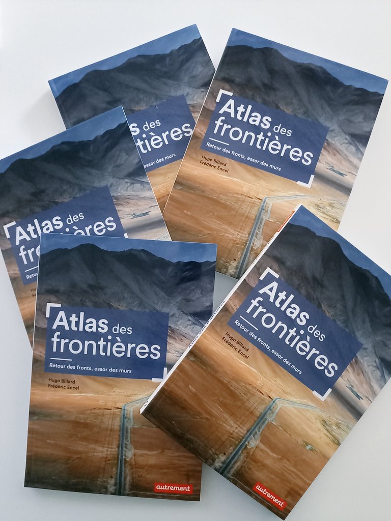 AlandcoC's tweet photo. 👀 Mais que vois-je ?
Les premiers exemplaires de l'[Atlas des frontières] sont sur mon bureau.
Aux @EdAutrement le 8 septembre.
(Il faut patienter un tout petit peu... mais patience est mère de toutes les vertus, non ?😇😉)
De @FredericEncel et @geopoecs 
Cartes de Paul Gallet https://t.co/6xy7bZzIgX