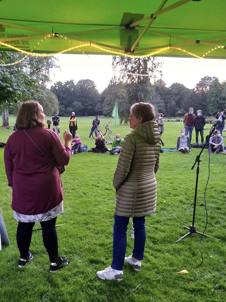 BriHasselmann's tweet photo. Klimaschutz gibt es nur mit starken ⁦⁦Grünen⁩. Nordpark #Bielefeld mit ⁦@Ricarda_Lang⁩ und ⁦@gjbielefeld⁩
👉 Kohleausstieg 2030
👉 100% Erneuerbare bis 2035
👉Wirtschaft &amp; Industrie auf Klimaneutralität ausrichten 
👉Klimaschutz sozial gerecht gestalten https://t.co/LYgKl5AW44