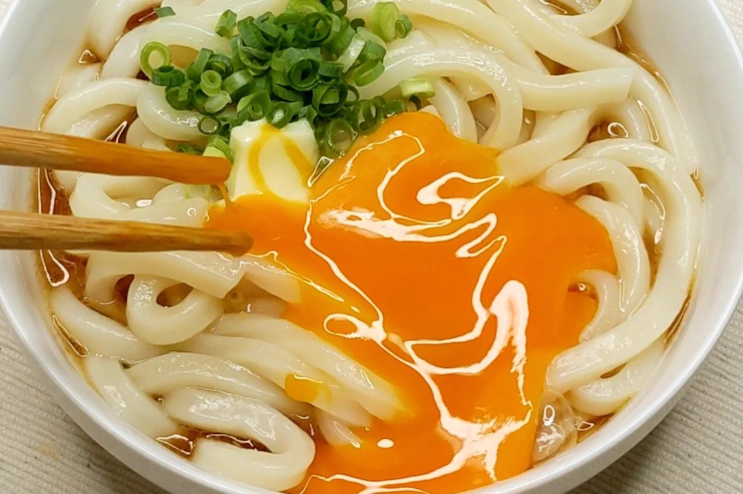 バターとオイスターソースの組み合わせがとっても美味しそう！簡単お手軽なうどんレシピ！