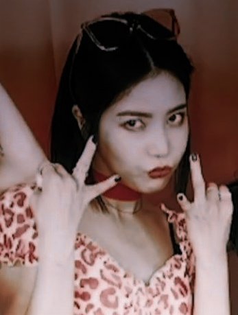 EG1RLS0LAR's tweet photo. just dropping kim yongsun with y2k outfit because she is so hot https://t.co/mCuN1wNpW5