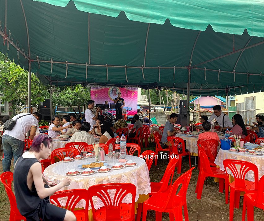 forzky's tweet photo. พิออสน่าจะหิวมากนั่งกินคนเดียว ไม่รอฟังเพลงหลานเจ้าภาพขอโดเรม่อน แต่แม่เจ้าภาพขอน้ำตาจระเข้เลย #วันนี้ออสการ์ไปไหน https://t.co/KpDYl4n7dS