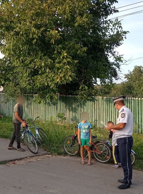 ip_nisporeni's tweet photo. 🗓️ Pe parcursul zilelor de 2️⃣9️⃣ și 3️⃣0️⃣ august curent👮🏻‍♂️🚔👮🏻‍♀️ angajați de la Inspectoratul de Poliţie Nisporeni  🏪 au desfășurat activități de #informare și #prevenire a delincvenței juvenile 🚴🤼👫🏻 ‼️

#IP_Nisporeni
#Cu_Grijă_pentru_copii‼️ https://t.co/zea5D0TwnV