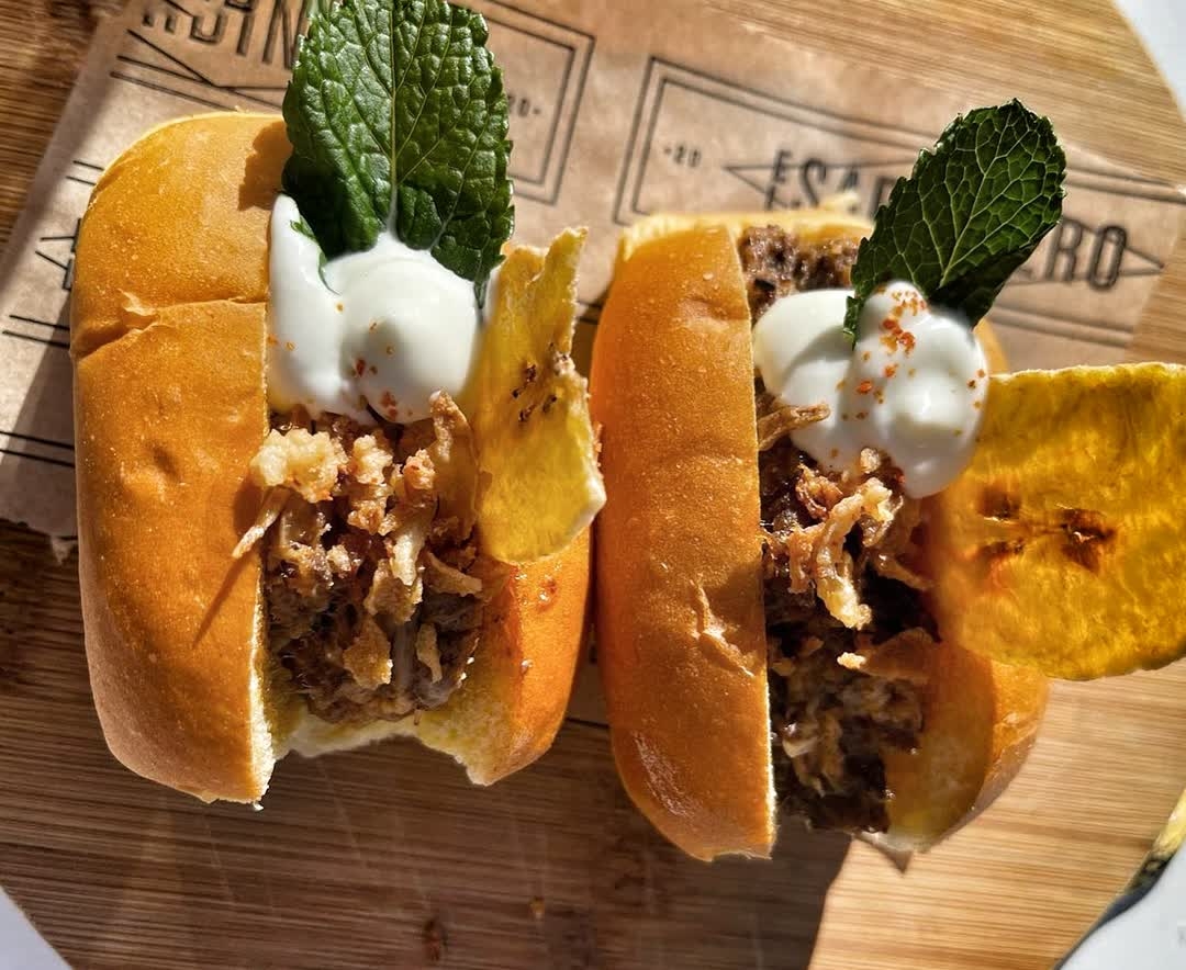 Brioche de pringá, bocados que enamoran 😉❤️

Foto: @detapasconpato <a href="/LaVidaEnTapas/">La Vida</a> #Sevillahoy #TDSGastro #TdsActualidad #GastronomiaSevilla #food #Seville #tapas #slowfood #Gastro #Brioche #Pringa #ElSardineroTapas #SameSameButDifferent