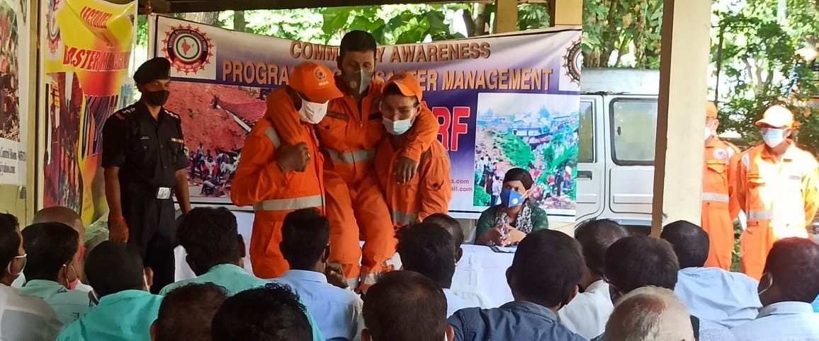 01NDRF's tweet photo. #FamiliarizationExercise
#CommunityAwarenessProgramme
#OnDisasterManagement
🔶Organized by #NDRF🇮🇳
🔶Revenue Circle Sarthebari,
🔶Barpeta (Assam)
@NDRFHQ
@satyaprad1
@himantabiswa
@3c4c85bbac99475
@PankajKavidayal
@ANI
@PIBGuwahati
@ndmaindia
@DCBarpeta
@sdma_assam https://t.co/CsqFNBc1CN