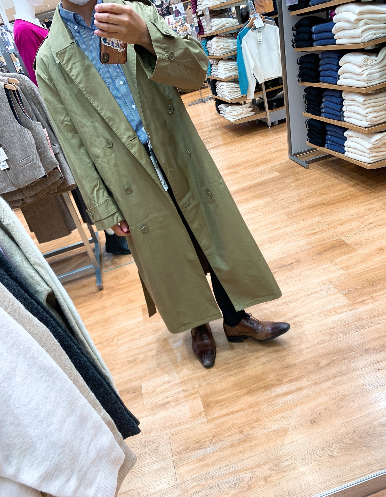 とっくん 追記 Uniqlo U 21秋冬 オーバートレンチコート 全色試着しました 改めてレディースですがメンズでも全然問題ないです むしろかっこいい 168cm60kgの僕がそれぞれm L Xlを着てます 1枚目から順番に 個人的にはlが一番しっくりきました