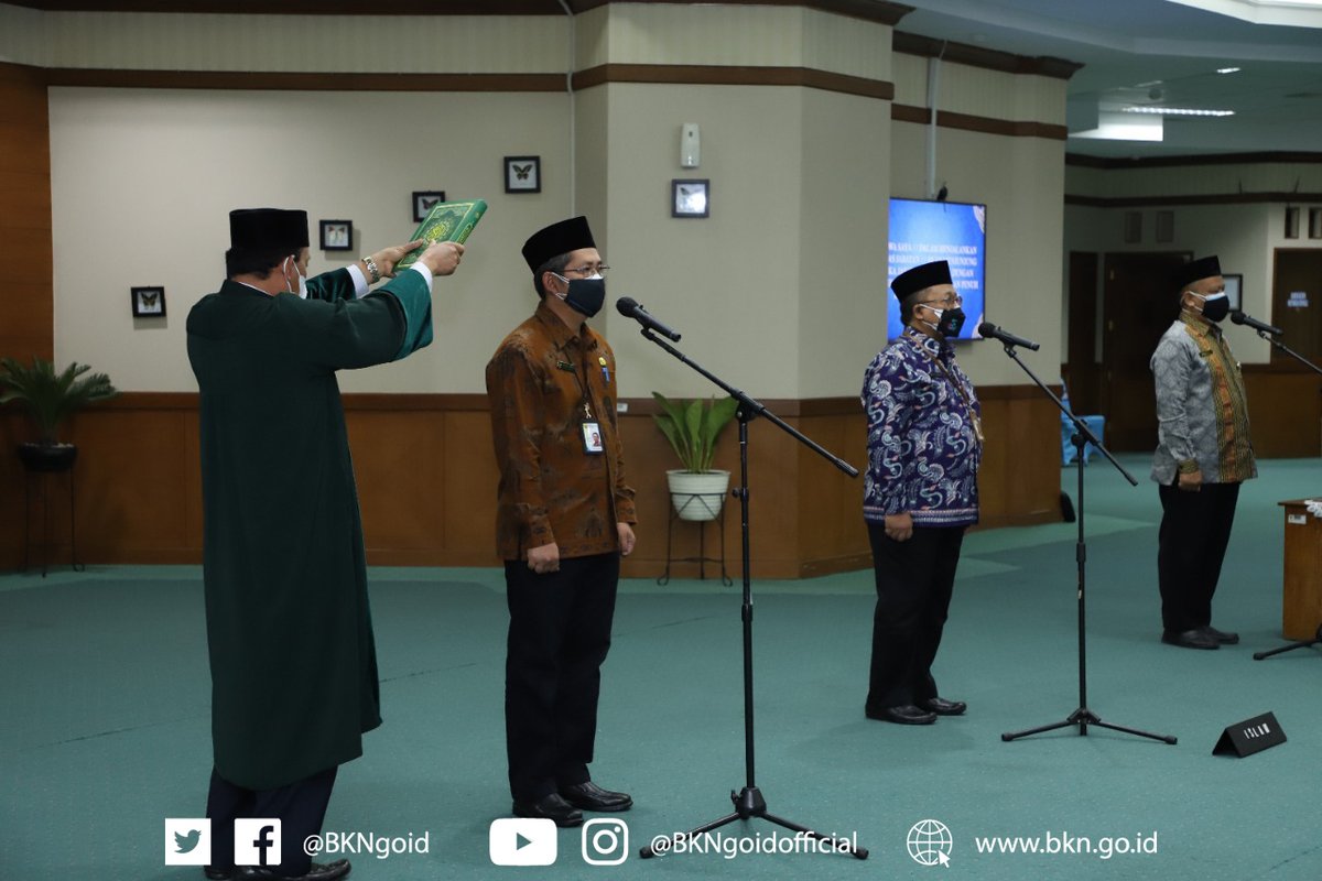 BKNgoid's tweet photo. #Sobat BKN, Plt Kepala BKN Bima Haria Wibisana melantik 3 (tiga) Pejabat BKN ke dlm Jabatan Pimpinan Tinggi (JPT) Pratama, yakni Nanang Subandi sbg Kepala Biro Umum; Joko Subakti sbg Kepala Pusat Pengkajian Manajemen ASN; &amp; Agus Sutiadi sbg Kepala Kantor Regional IV BKN Makassar. https://t.co/L1hNTk61KH