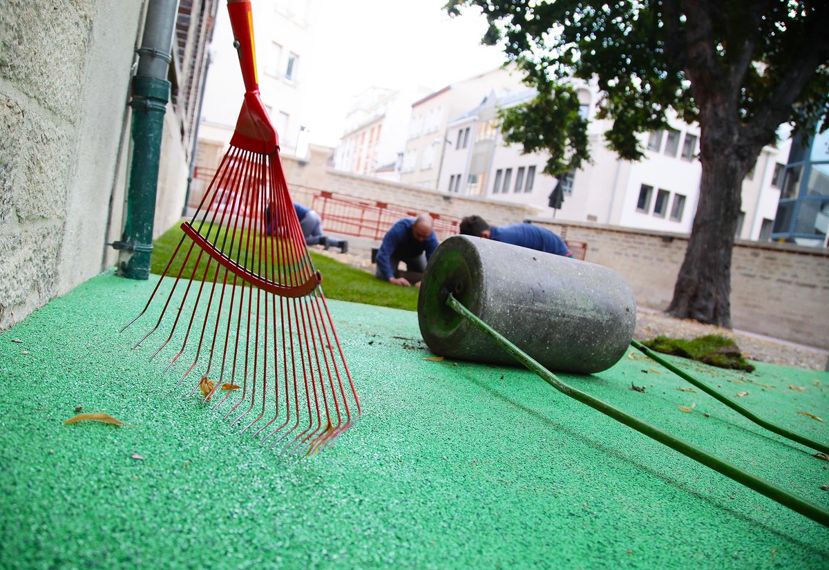VilledeTroyes's tweet photo. LA #MPE #ULBACH REVERDIT…
Depuis le mois de mars, la #MaisonPetiteEnfance située rue Ulbach à #Troyes connait des travaux avec la mise en accessibilité et un réaménagement de la cour. 
---
🌱 La dernière touche d'engazonnement a été effectuée pour la réouverture de la crèche. https://t.co/K94RRS972P