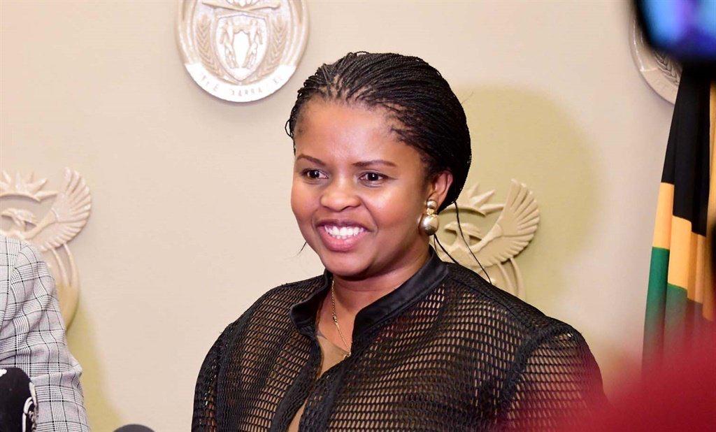 ipfani_ndou's tweet photo. Khusela Diko husband was allegedly involved in PPE's frauds last year..... sometimes we must not try to mix things.Her husband ,not "her",so ya'll are implying that if your spouse is corrupt you must be blamed. https://t.co/KAYWR5LIZ1