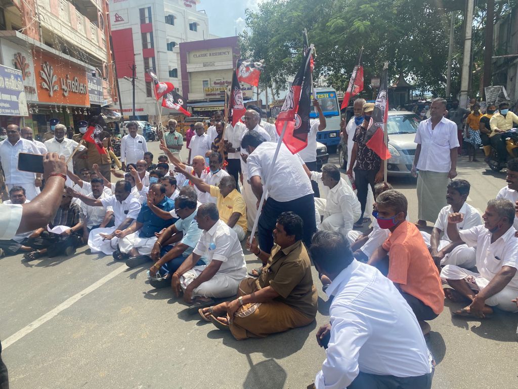 MlaPandian's tweet photo. இதய தெய்வம் அம்மா அவர்களின் பெயர் தாங்கிய பல்கலை கழகத்தை அண்ணாமலை பல்கலைக் கழகத்துடன் இணைப்பதை கண்டித்தும் கழக ஒருங்கிணைப்பாளர் @OfficeOfOPS மற்றும் சட்டமன்ற உறுப்பினர்களை கைதுநடவடிக்கை கண்டித்து எனது தலைமையில் பஸ் மறியல் ஆர்ப்பாட்டம் நடத்தினேன் @EPSTamilNadu @AIADMKITWINGOFL https://t.co/DwTlqrBtZR