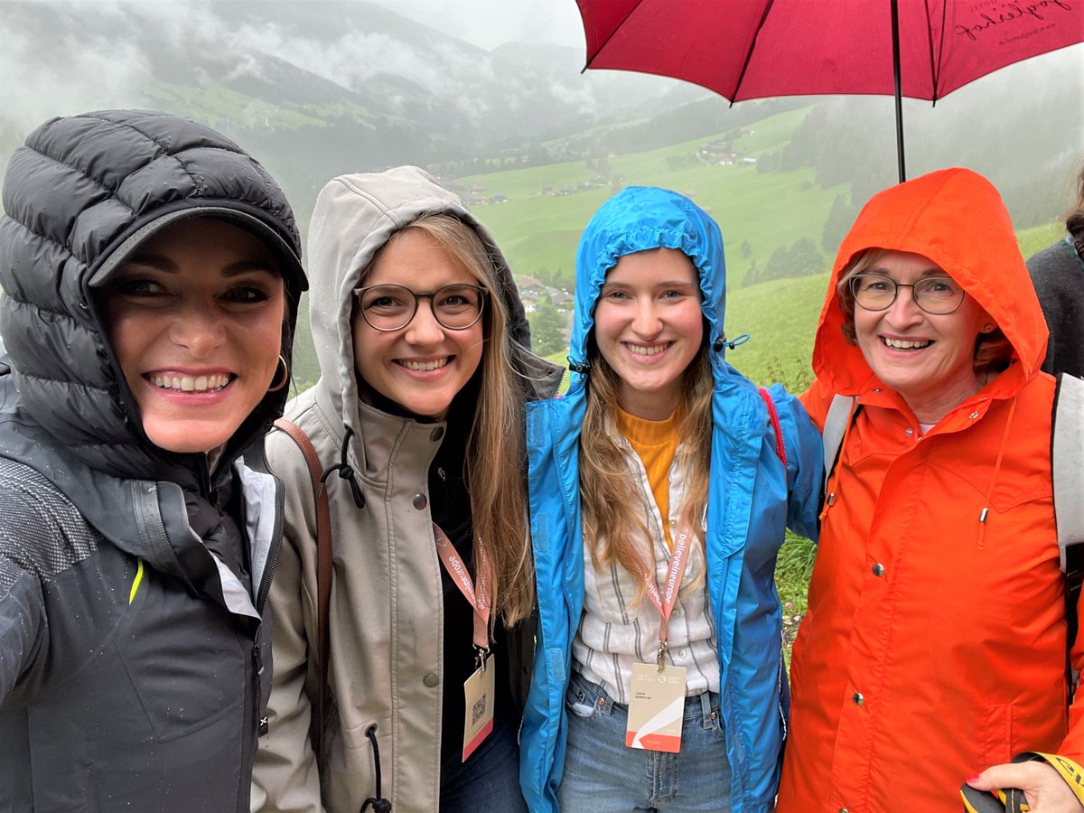 At <a href="/forumalpbach/">EuropeanForumAlpbach</a> you can meet high-level personalities and exchange with them ideas and opinions... and hikes!
Our scholarship holders <a href="/DWornig/">Denise Wornig</a> and Carina Karnicar braved the weather and walked up the Zottaalm with 🇪🇺 Commissioner <a href="/McGuinnessEU/">Mairead McGuinness</a> and 🇦🇹 Minister <a href="/ElliKoestinger/">Elisabeth Köstinger</a>.